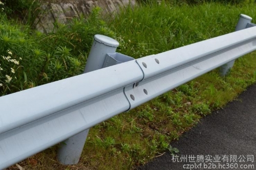 道路安裝波形護欄 