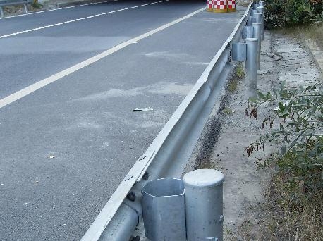 公路安裝護欄 